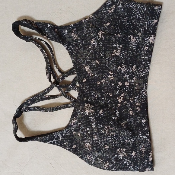Lululemon Free to be Serene Bra size 4 - Picture 1 of 4